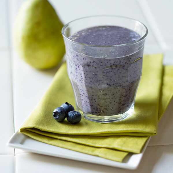 Pear, oatmeal and blueberry breakfast smoothie