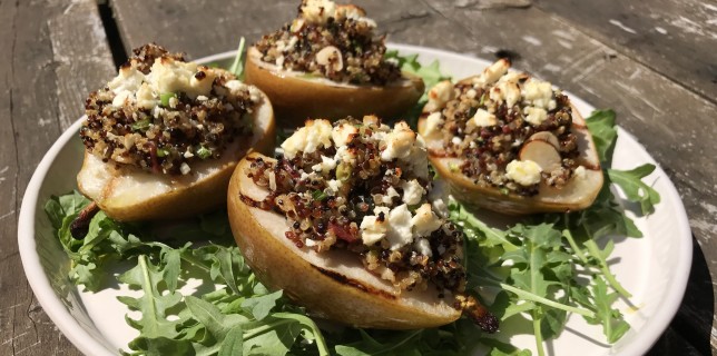 Pears grilled and stuffed with quinoa and cheese